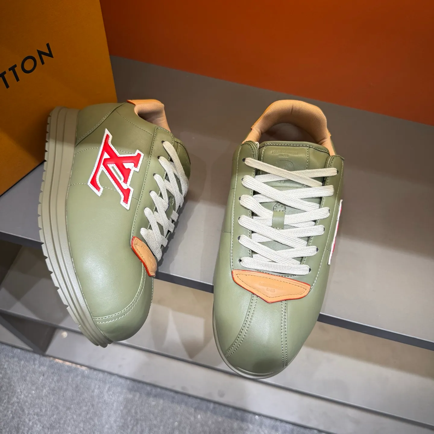 P540 Size 38-45 LV 🫏The colorful interpretation of BUTTERSOFT sneakers combines sheepskin, The colorful interpretation of LV BUTTERSOFT sneakers combines sheepskin and calfskin, bringing a super soft feel. Designed by Pharrell Williams, this '60s-inspired shoe features a padded upper that's been crafted by Louis Vuitton craftsmen to further enhance the comfort of the leather. In addition to the LV initials, it features multiple signatures, including natural leather trim and an embossed pattern of Pharrell Williams and lobster on the side, referencing the Fall/Winter 2025 men’s show. A must-have artifact for fashionistas✅